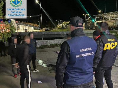 На Закарпатті адвоката підозрюють в організації незаконного переправлення чоловіків під видом перевізників гуманітарних вантажів