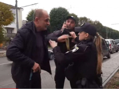 Хотів вирвати у поліцейського автомат: скандал у центрі Луцька (ВІДЕО)