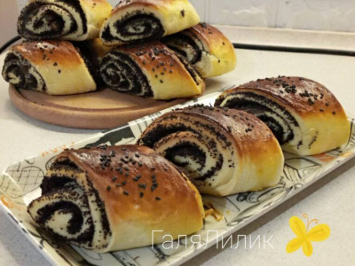 Булочки на кефірі з маковою начинкою