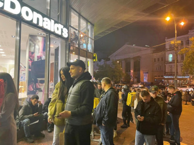 Як в радянські часи: у центрі Києва — довжелезні черги до McDonald’s