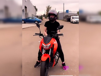 Катя Пташка Поліщук повернулась в мотородину і опублікувала відео, як їздить на байку