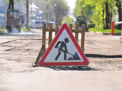 В Івано-Франківську на одній із центральних вулиць розпочали ремонт: рух частково обмежено
