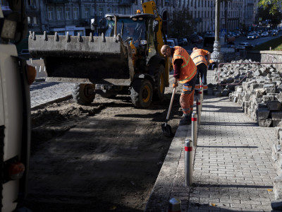 У Києві розпочали ремонт покриття з бруківки на центральній вулиці