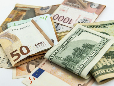 Курс валют на 7 жовтня: Нацбанк закріпив долар, а євро пішло на спад
