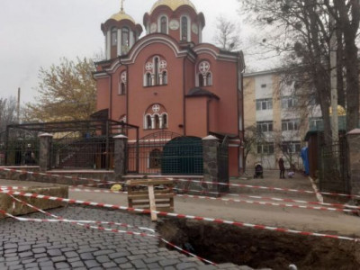 Знак Божий: у сусідньому з Тернополем обласному центрі біля храмів Московського патріархату почала розходитися земля (+фото)