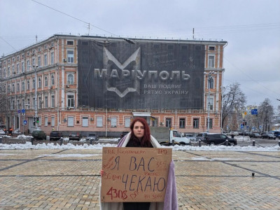 “Я вас чекаю”: Катерина Поліщук Пташка вийшла на площу у Києві на підтримку полонених азовців