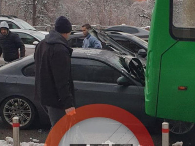 У Києві водій BMW залетів під маршрутку – фото