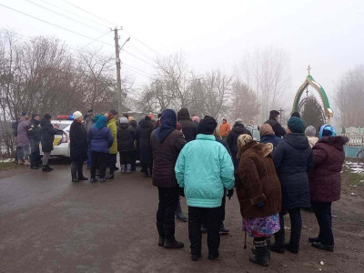Геть московського попа: парафіяни ПЦУ на Волині відстоюють майно, яке викрали прихильники МП (ВІДЕО)