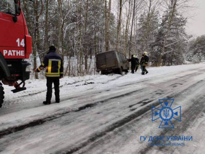 На Волині автівка злетіла з дороги через слизьку дорогу