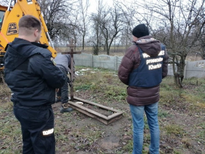 Тіла трьох дорослих та двох дітей ексгумували на Харківщині