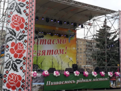 На Волині влада селища купує сцену за 300 тисяч гривень