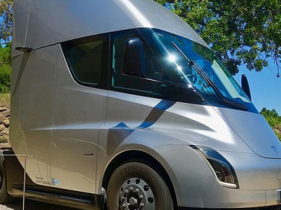 Скільки може проїхати навантажена Tesla Semi – експеримент