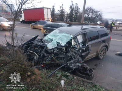 На виїзді з Тернополя трапилась масштабна ДТП: авто зім’яте вщент