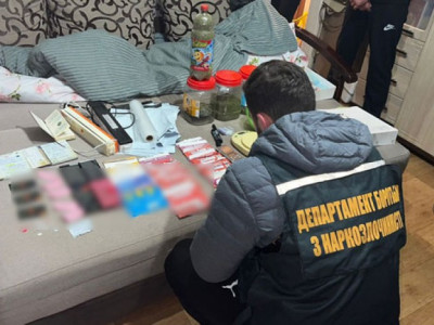 На Полтавщині жінка продавала наркотики через поштові відправлення