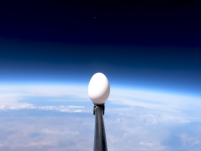 Ексінженер NASA скинув з космосу два яйця, щоб перевірити їх на міцність. Відео