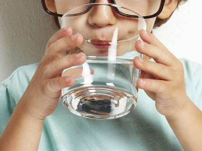 Скільки води на день потрібно випивати, і які продукти забезпечать організм рідиною