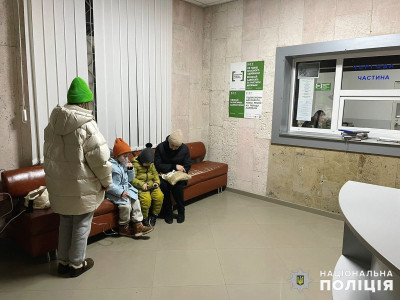 На Хмельниччині хвора дитина прийшла у райуправління поліції, аби мати змогу підключити інгалятор до мережі