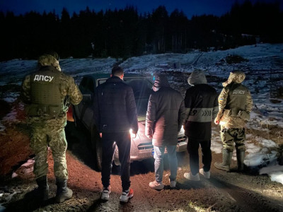 Прикарпатців, які намагалися незаконно перетнути кордон, затримали на Буковині