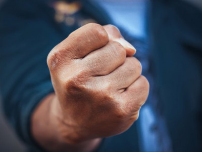 Нa Тернопільщині чоловік до смерті побив свого колишнього одноклaсникa