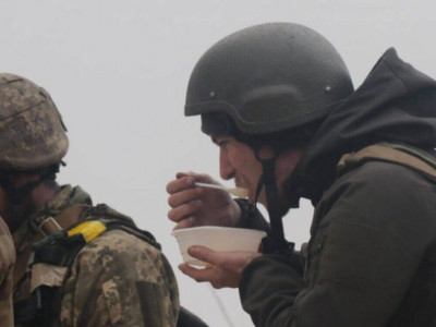 Смакували домашнім хлібчиком: воїнів волинської бригади показали за обідом на передовій. Фото