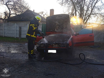 На вулиці Мечникова загорівся легковий автомобіль