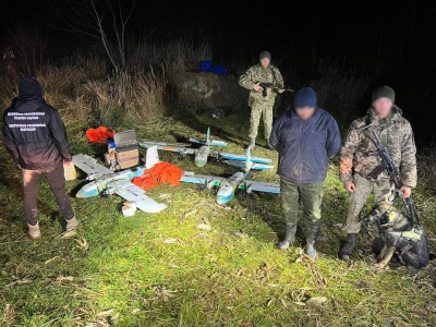 На Закарпатті прикордонники перехопили три безпілотника, якими переправляли контрабандні сигарети