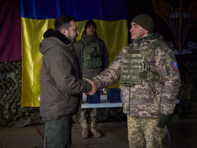 Зеленський на Донбасі зустрівся з військовими та вручив їм державні нагороди у День ЗСУ. ФОТО