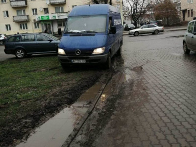 Лучани скаржаться на жахливий двір у центрі міста. Фото