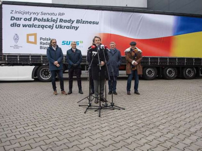 Польський Святий Миколай відправив в Україну вантажівки з подарунками для солдатів