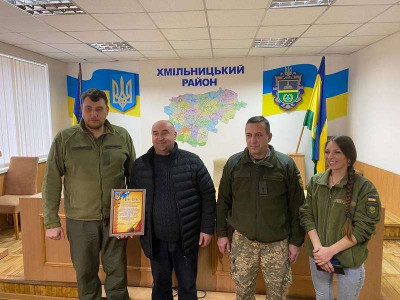Нагрудні знаки від Залужного отримали четверо волонтерів з Хмільника