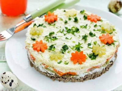 Красивий і смачний листковий салат з курячою печінкою