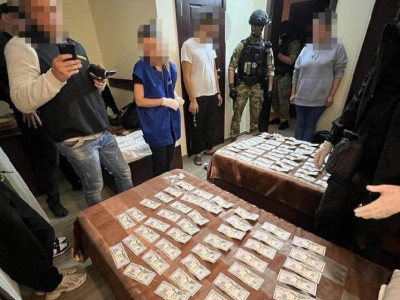 Брали по 3200 доларів з особи. На Полтавщині судитимуть організаторів схеми виїзду за кордон