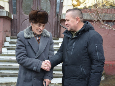 Особисто прийшов до міськради: 94-річний дідусь віддав свої заощадження на армію