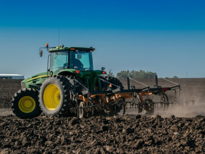 Українські фермери отримають другу партію сівалок і тракторів від мільярдера Говарда Баффета