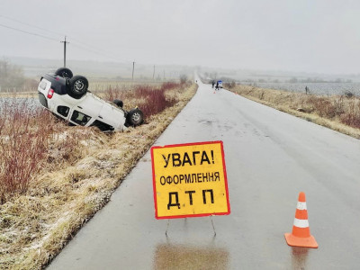 В аварії на Прикарпатті автівка перекинулася на дах — постраждали троє пасажирів