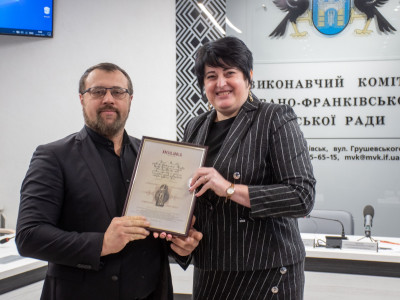 Мер Франківська відзначив подякою Івана Малика — директора Народного дому села Крихівці