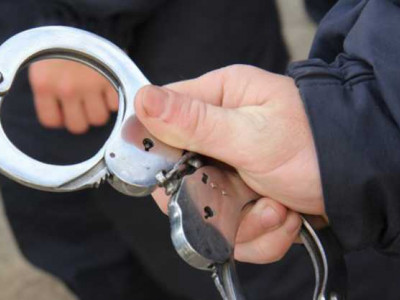 «Перевіряв» лічильник з кулаками і ножем: поліція Бердичева передала до суду справу про розбій