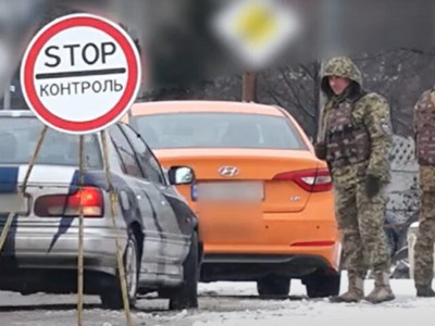 Зупиняють усі автомобілі, в яких є чоловіки: у військкоматі прокоментували масове вручення повісток. ВІДЕО