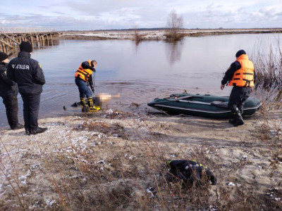 На Рівненщині з річки дістали тіло мертвого чоловіка