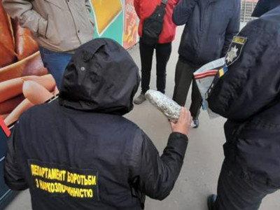 У Черкасах містянин замовляв наркотики поштою