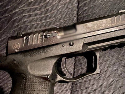 У Кременчуці у п’яного водія вилучили пістолет