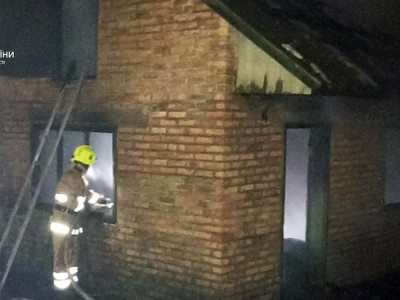 Кобеляки: рятувальники загасили пожежу в господарчій будівлі