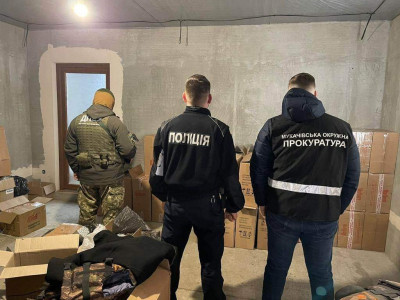 На Закарпатті правоохоронці виявили велику партію безакцизних сигарет та зброю