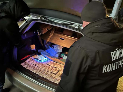 4500 доларів, аби виїхати закордон: на Тернопільщині на хабарі спіймали лікаря-травматолога. ВІДЕО