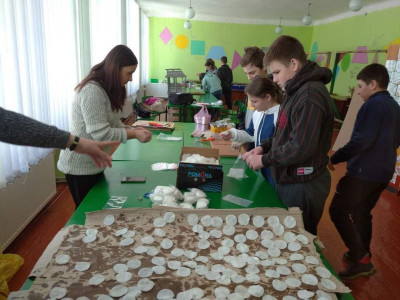 На Дубенщині молодь виготовляє розпалювачі вогню для фронту