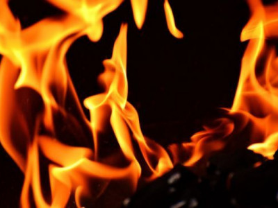 Ворог обстріляв у Вовчанську будівлю поліклініки, розпочалася пожежа