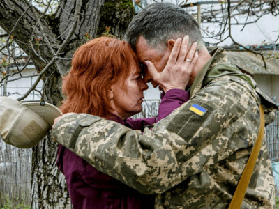 Він на війні: як не зійти з розуму матері і дружині