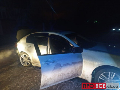 В Умані син декана з товаришем на елітній автівці знесли паркан та протаранили дерева