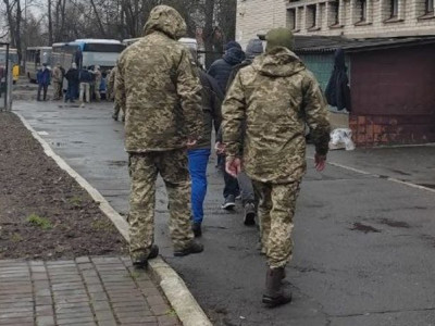 На Прикарпатті трьох чоловіків прямо з зупинки відвезли у військкомат: чи законні такі дії воєнкомів