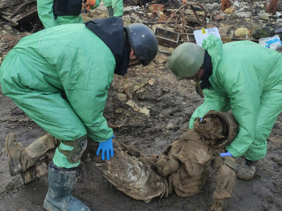 “Через рік дістали мумії”: на Донеччині в погребі виявили тіла російських солдатів, яких закидали гранатами